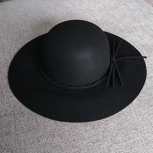 NWOT. 100% Wool Black Hat